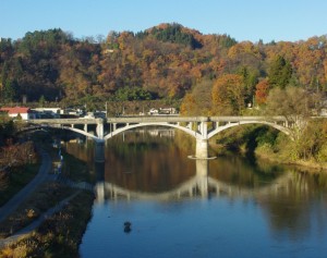 最上川と旧最上橋、楯山