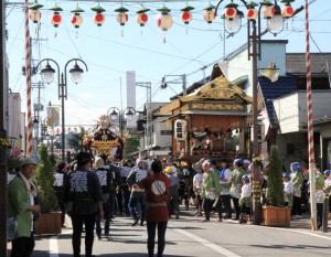 秋まつりの日の左澤中央通り商店街