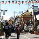 秋まつりの日の左澤中央通り商店街